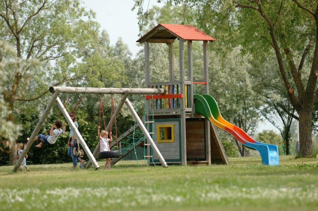 ويدن ام سي Hoteldorf Seepark Weiden الغرفة الصورة
